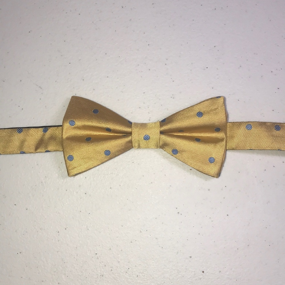Van Heusen, Bow Tie, Like New, %100 Silk, Gold & Blue Design